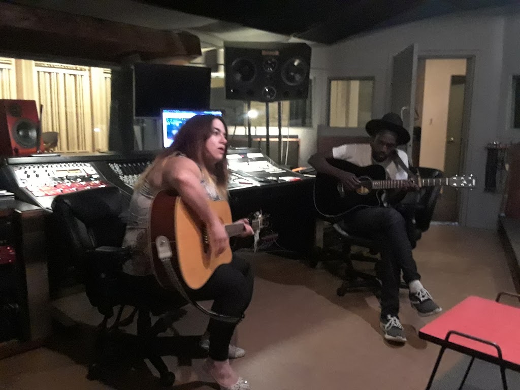 Raven Street Studios | 1540 Raven Ave, Ottawa, ON K1Z 7Y9, Canada | Phone: (613) 798-0070