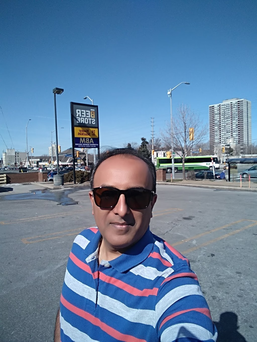Beer Store | 3154 Hurontario St, Mississauga, ON L5B 1N9, Canada | Phone: (905) 277-8401