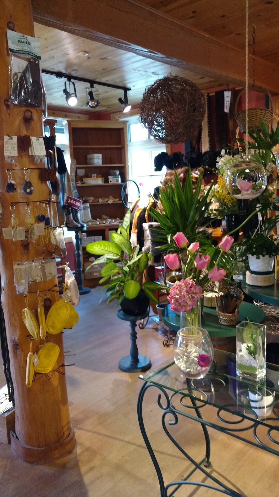 Fleuriste Saint Michel Des Saints | 402 Rue Brassard, Saint-Michel-des-Saints, QC J0K 3B0, Canada | Phone: (450) 833-6647