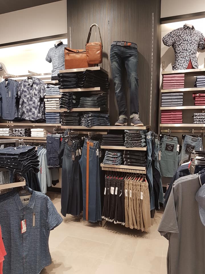 Ernest - Galeries Chagnon | 1200 Boulevard Alphonse-Desjardins, Lévis, QC G6V 6Y8, Canada | Phone: (418) 838-9496