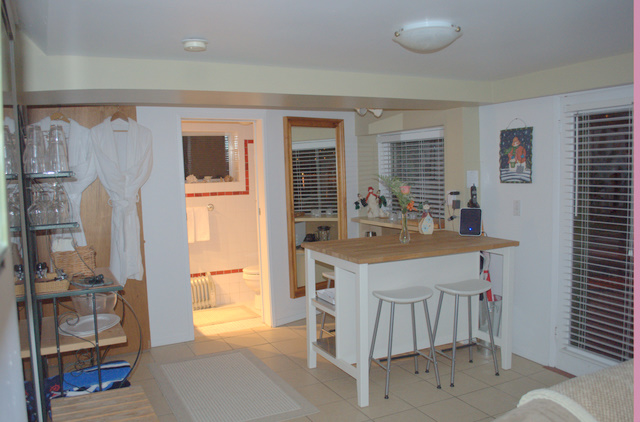 At The Beach Retreat | 872 Alderside Rd, Port Moody, BC V3H 3A6, Canada | Phone: (604) 469-1923