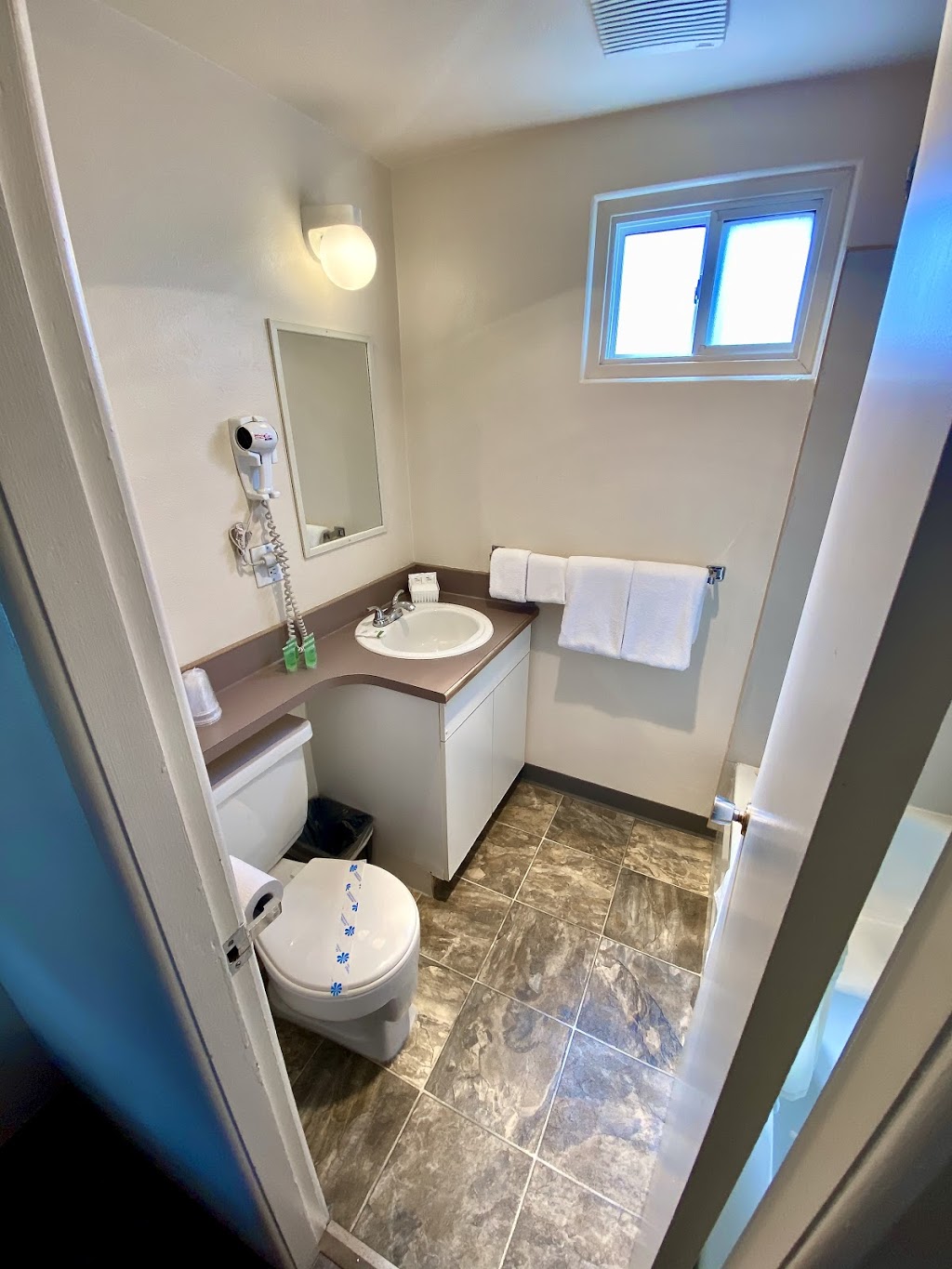 Silver Star Motel | 3700 32 St, Vernon, BC V1T 5N6, Canada | Phone: (250) 545-0501