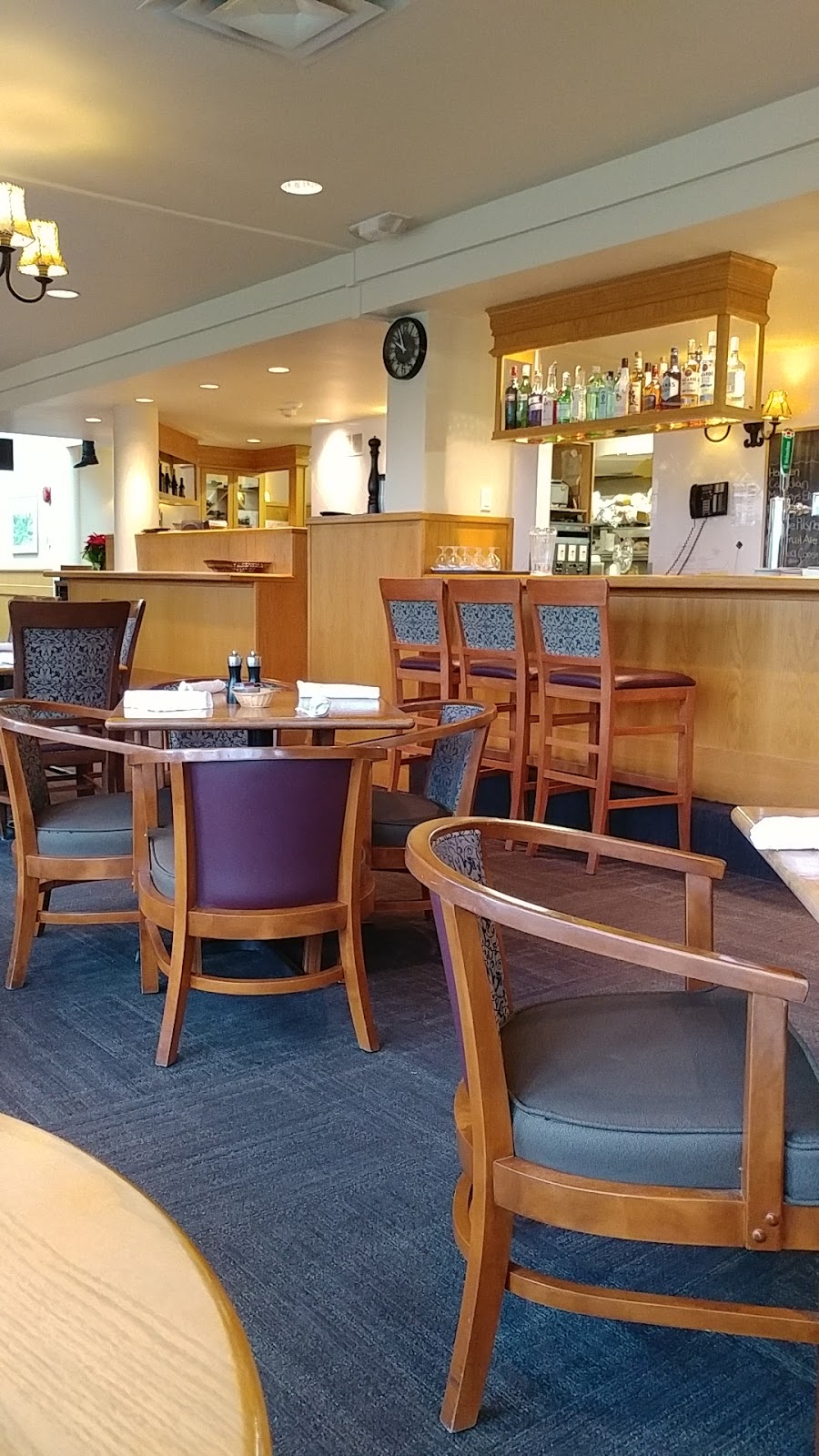 Bill Matticks Restaurant & Lounge | 5331 Cordova Bay Rd, Victoria, BC V8Y 1R1, Canada | Phone: (250) 658-4271
