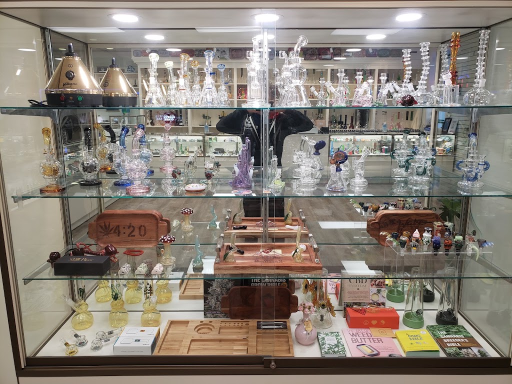 Buds Cannabis Sidney | 9775 Second St, Sidney, BC V8L 4P8, Canada | Phone: (778) 351-4201