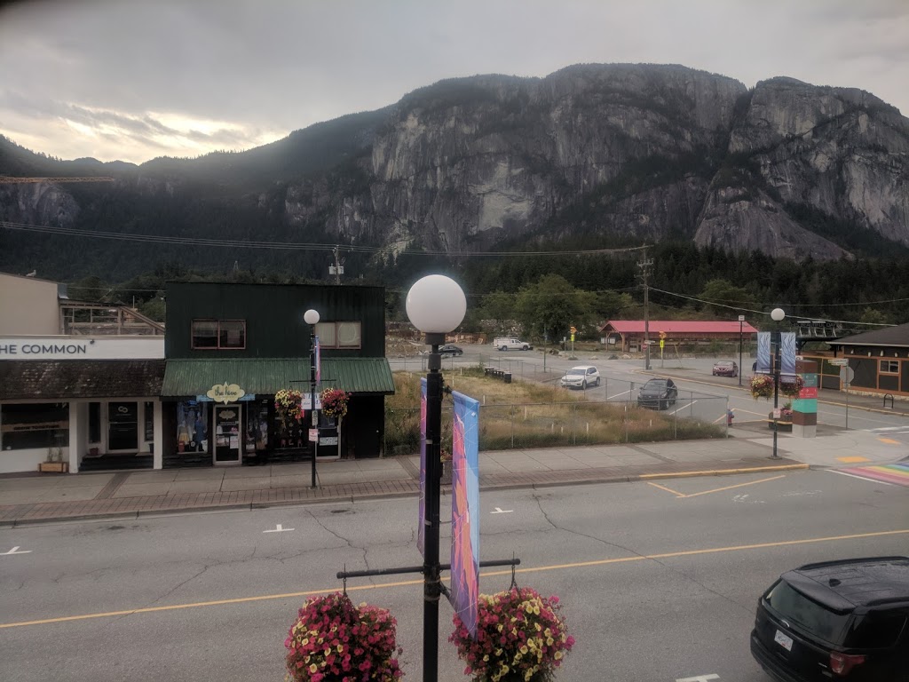 Crash Hotel Squamish | 38005 Cleveland Ave, Squamish, BC V8B 0C3, Canada | Phone: (604) 815-3403