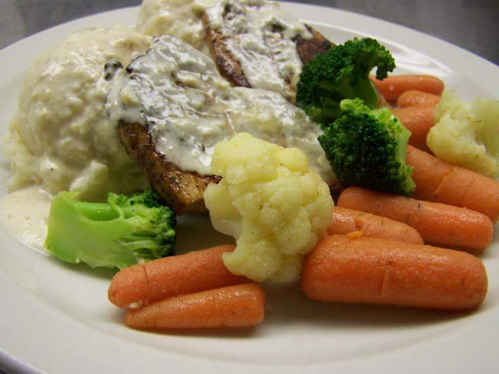Annajos Bistro | 289 Main Ave, Plum Coulee, MB R0G 1R0, Canada | Phone: (204) 829-3578