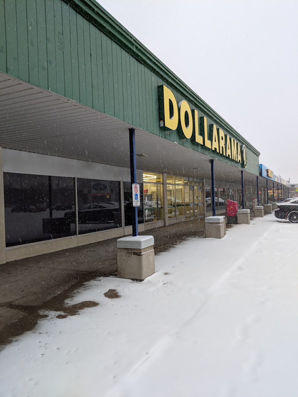 Dollarama | 1375 Southdown Rd, Southdown Rd Plaza, Mississauga, ON L5J 2Z1, Canada | Phone: (289) 373-3059