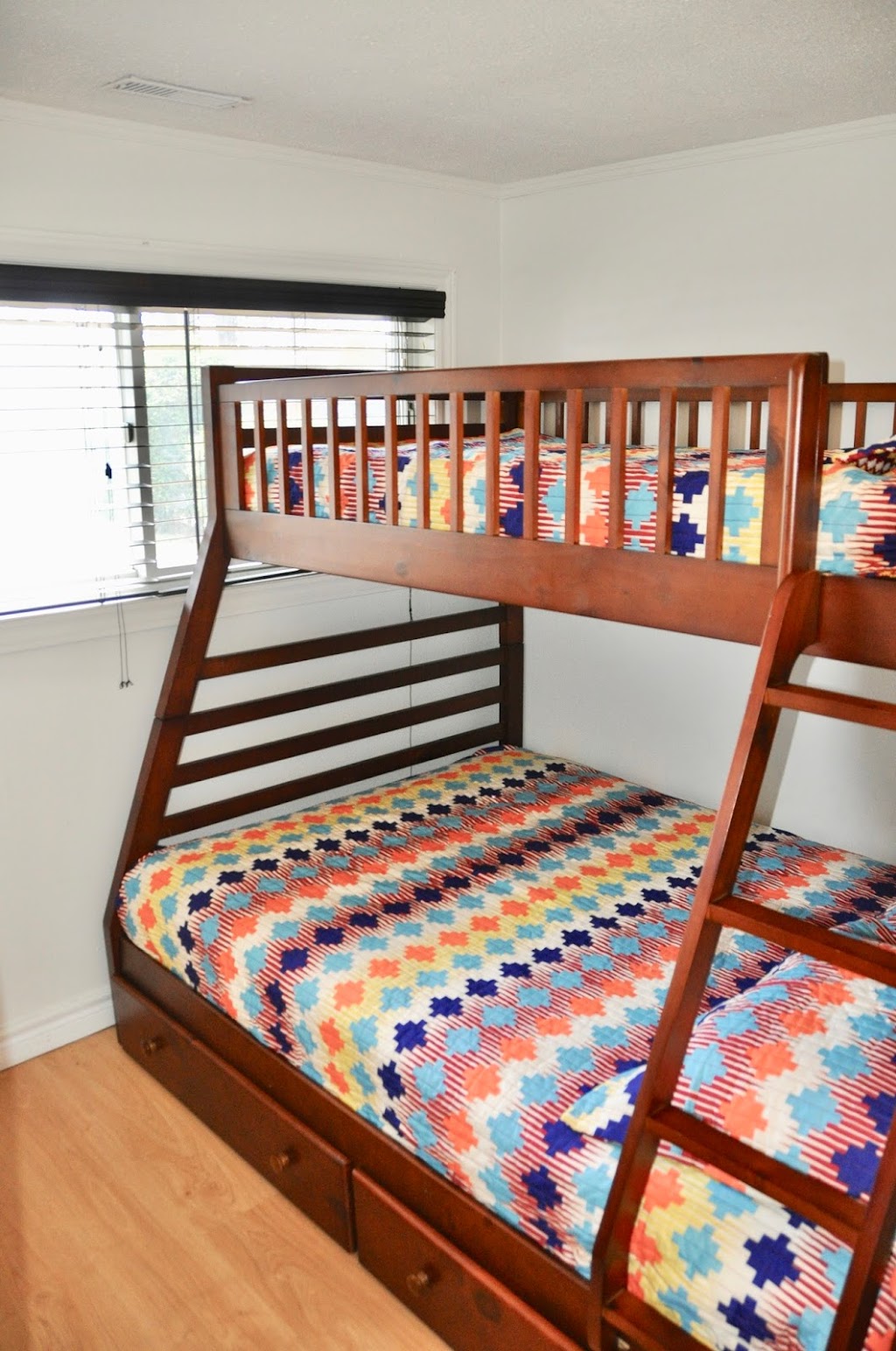 Sunnyside Cottage Rental, Grand Bend | 28 Woodward Ave, Grand Bend, ON N0M 1T0, Canada | Phone: (905) 464-8778