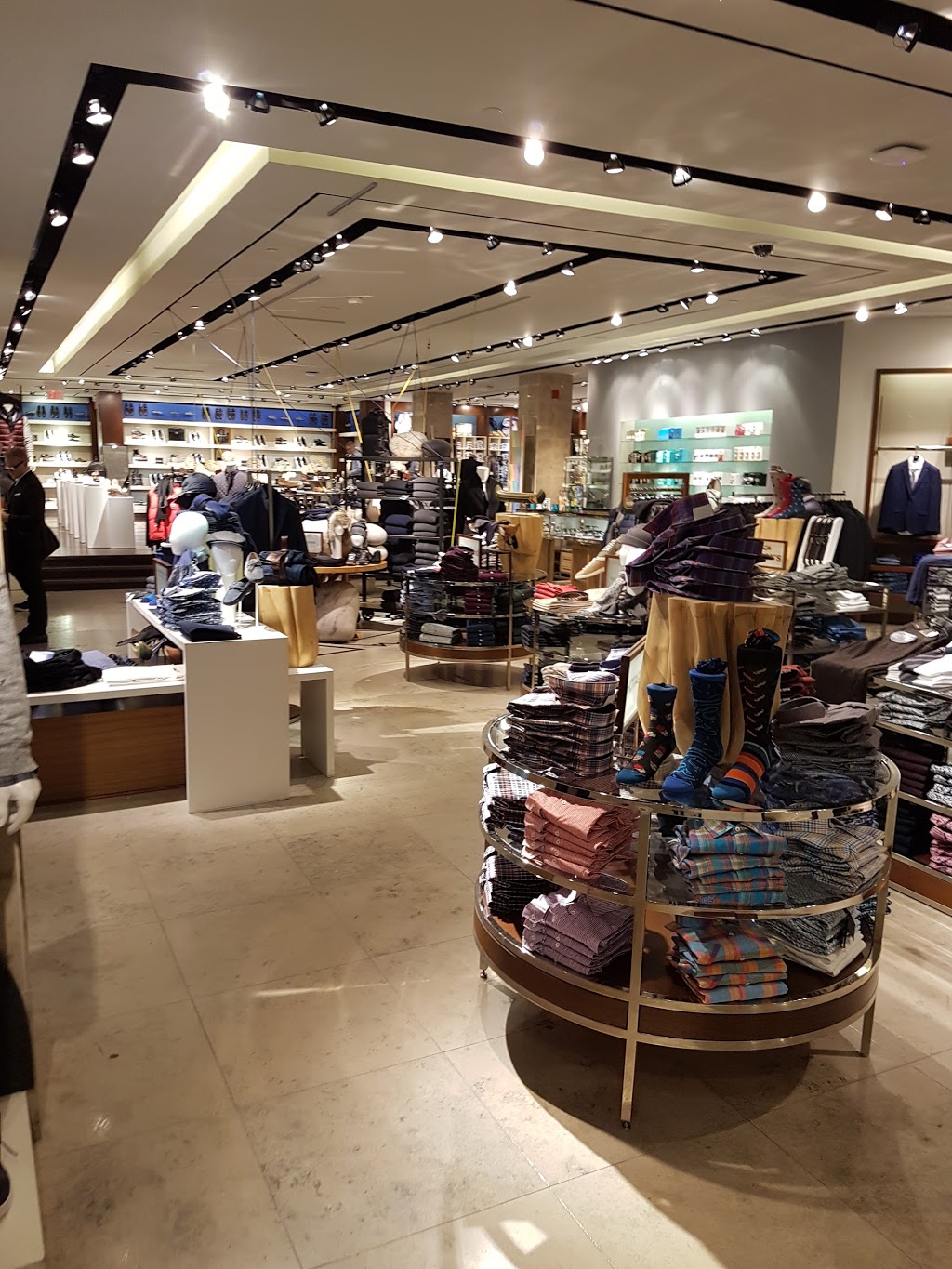 Harry Rosen Menswear | 82 Bloor St W, Toronto, ON M5S 1L9, Canada | Phone: (416) 972-0556