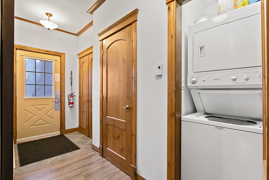 Le Manoir 106-7 by Escapades Tremblant | 7-106 Chemin des Quatre-Sommets, Mont-Tremblant, QC J8E 1C6, Canada | Phone: (877) 352-6626