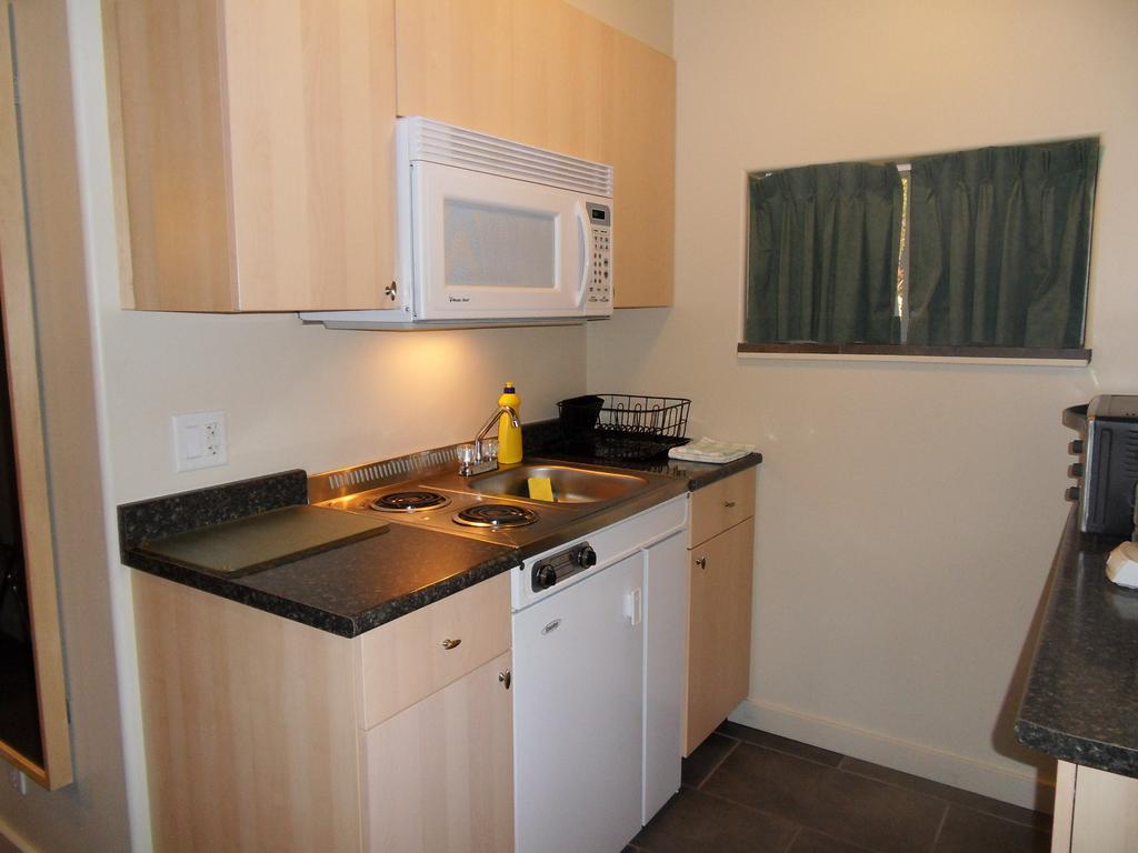 The Hitching Post Motel | 2054 Sea-to-Sky Hwy, Mount Currie, BC V0N 2K0, Canada | Phone: (604) 894-6276