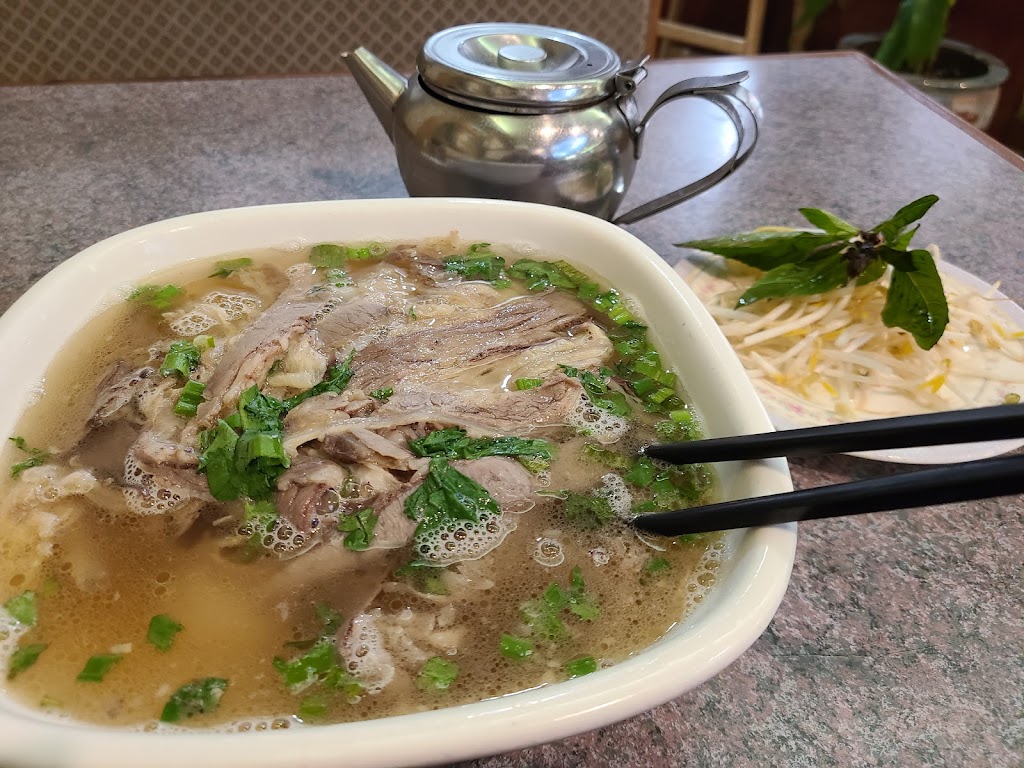 Pho Xe Lua | 1571 Sandhurst Cir, Scarborough, ON M1V 1V2, Canada | Phone: (416) 609-2032