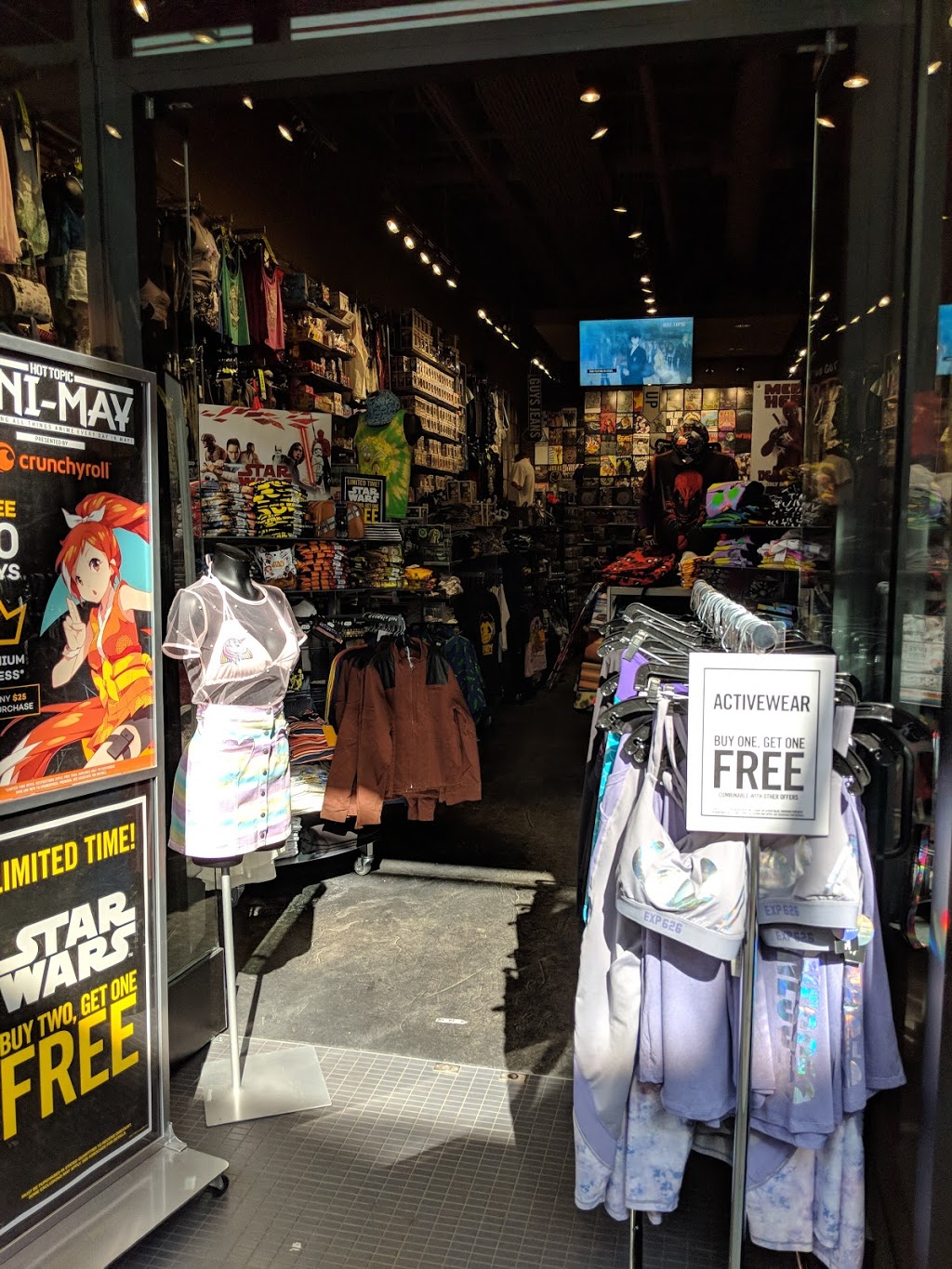 Hot Topic | 2271 Harvey Ave 180 # 0091, Kelowna, BC V1Y 6H2, Canada | Phone: (236) 420-3389