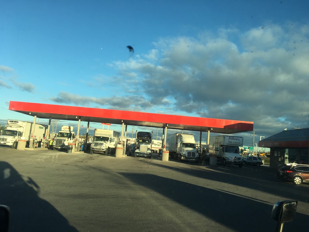 Petro-Pass Relais Routiers | 4900 Chemin St François, Saint-Laurent, QC H4S 1W9, Canada | Phone: (514) 745-5511