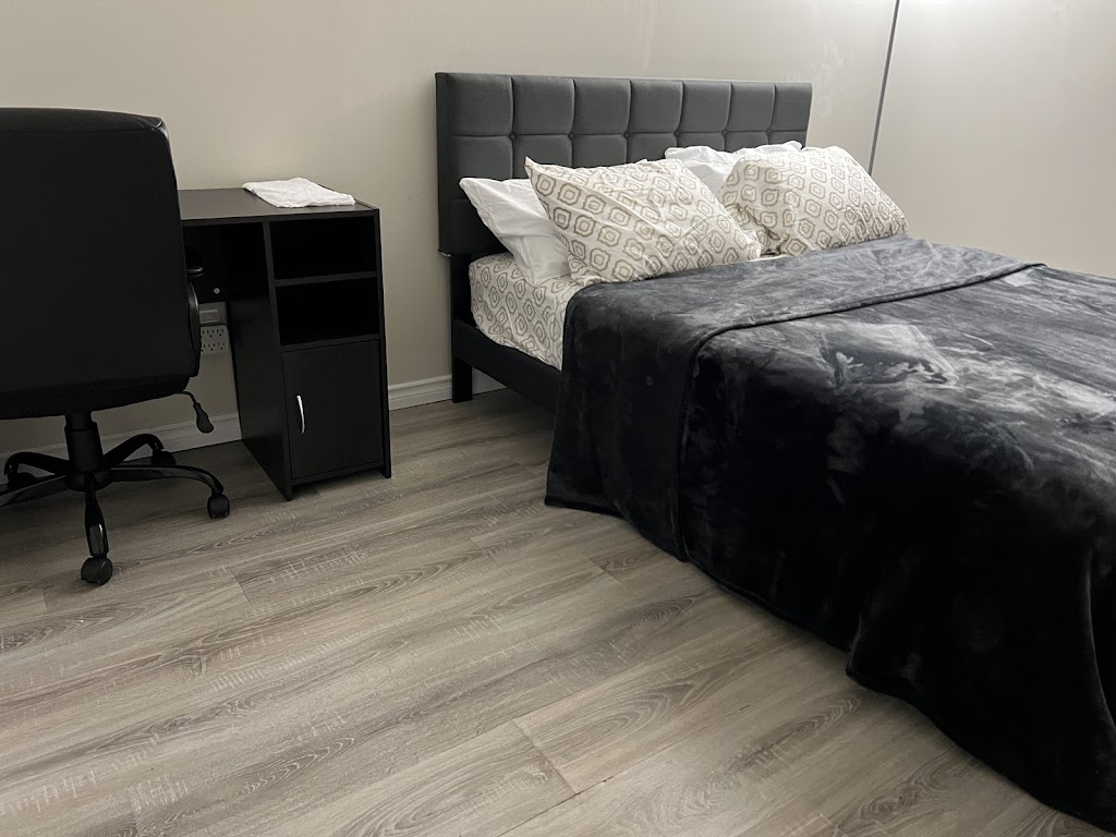 Business Room Club | 2020 Jasmine Crescent, Gloucester, ON K1J 8K5, Canada | Phone: (613) 701-2442