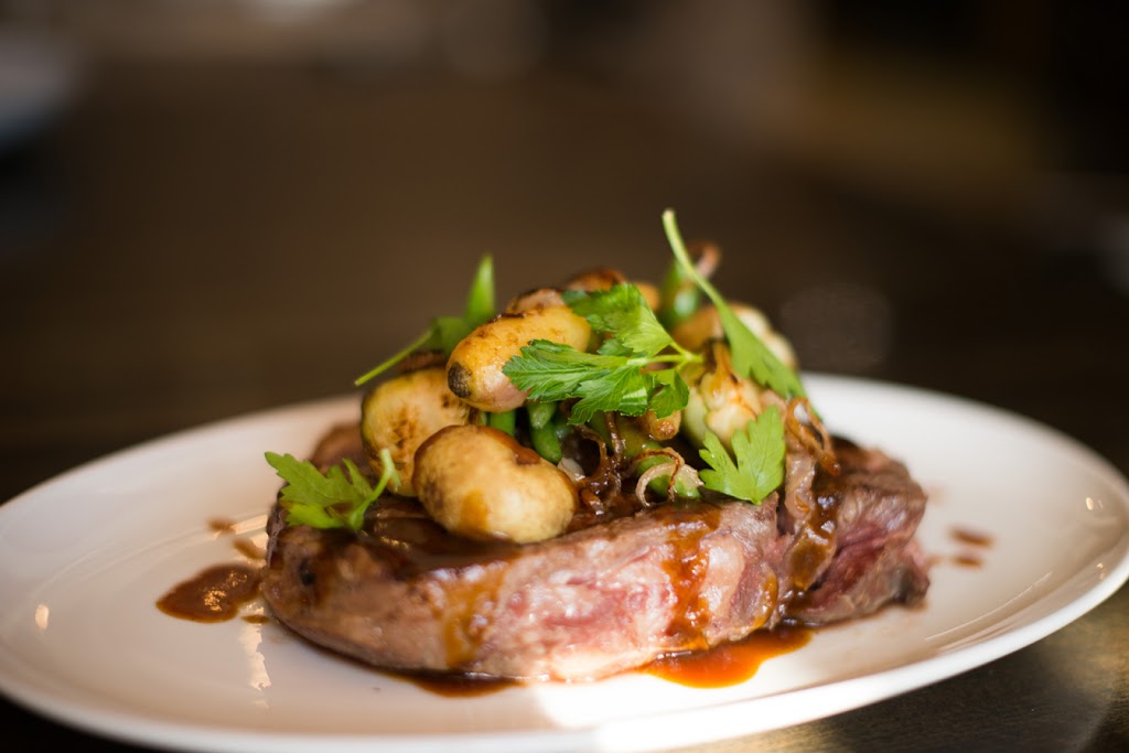 Bistro 4 Saisons | 4940 Chemin du Parc, Orford, QC J1X 7N9, Canada | Phone: (819) 847-2555