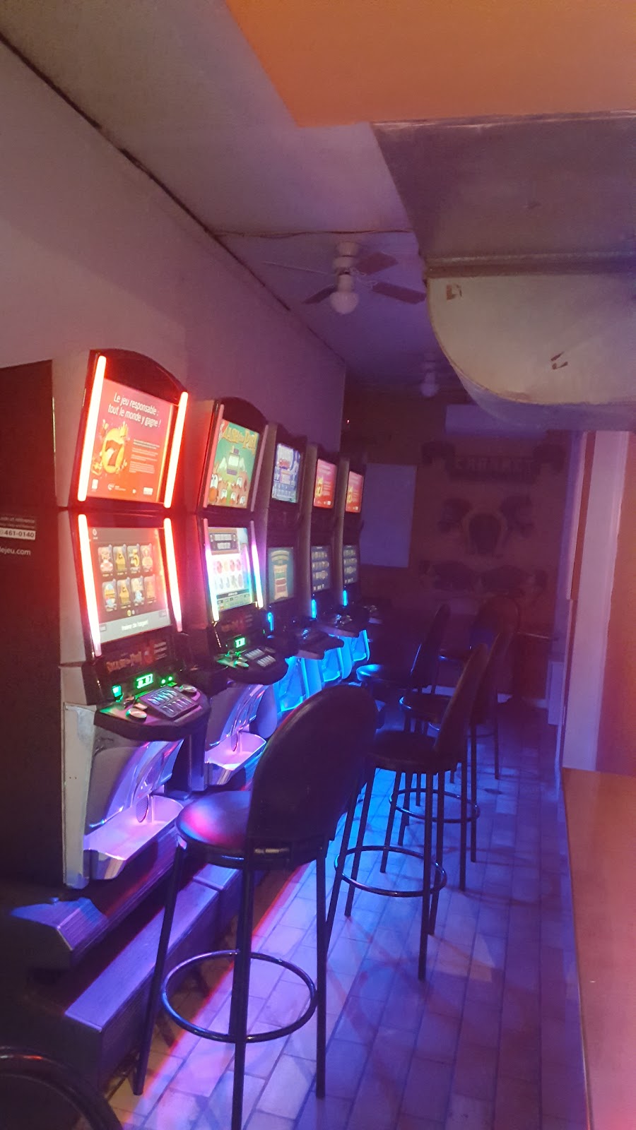 Bar Club Mangu | 445 Boulevard des Laurentides, Laval, QC H7G 2V2, Canada | Phone: (450) 668-5237