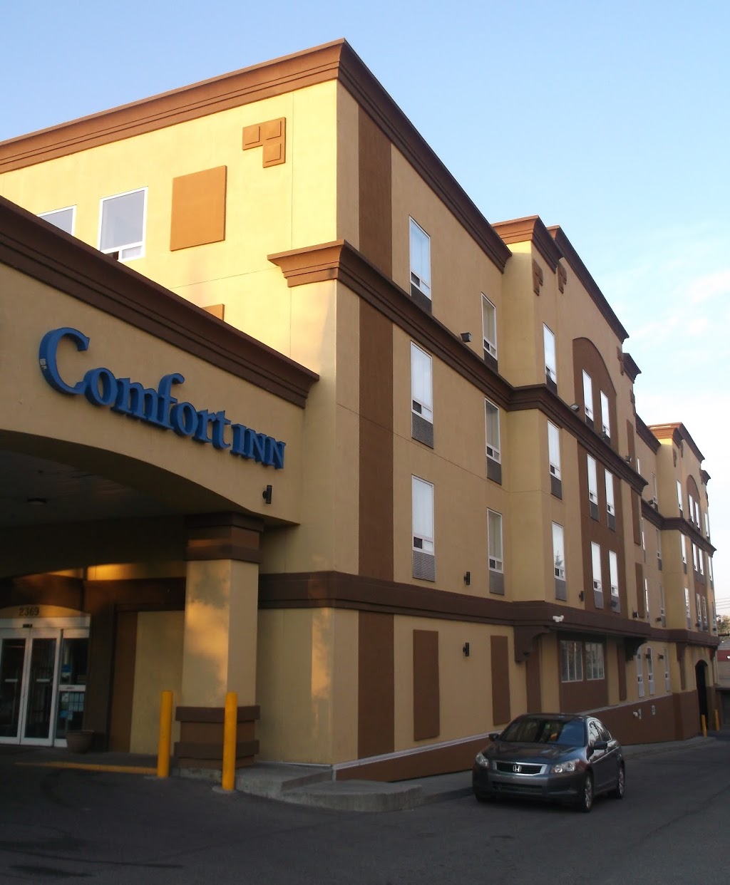 Comfort Inn & Suites University | 2369 Banff Trail NW, Calgary, AB T2M 4L2, Canada | Phone: (403) 289-2581
