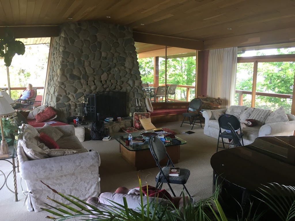 North Saanich Oceanside Lodge - EMR Vacation Rentals | 279 Coal Point Ln, North Saanich, BC V8L 5P1, Canada | Phone: (250) 483-6790