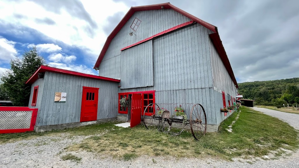 La Ferme Basque De Charlevoix | 813 Rue St Édouard, Saint-Urbain, QC G0A 4K0, Canada | Phone: (418) 639-2246