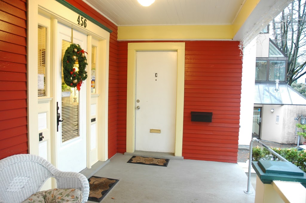 Douglas Guest House | 456 W 13th Ave, Vancouver, BC V5Z 2V8, Canada | Phone: (604) 872-3060