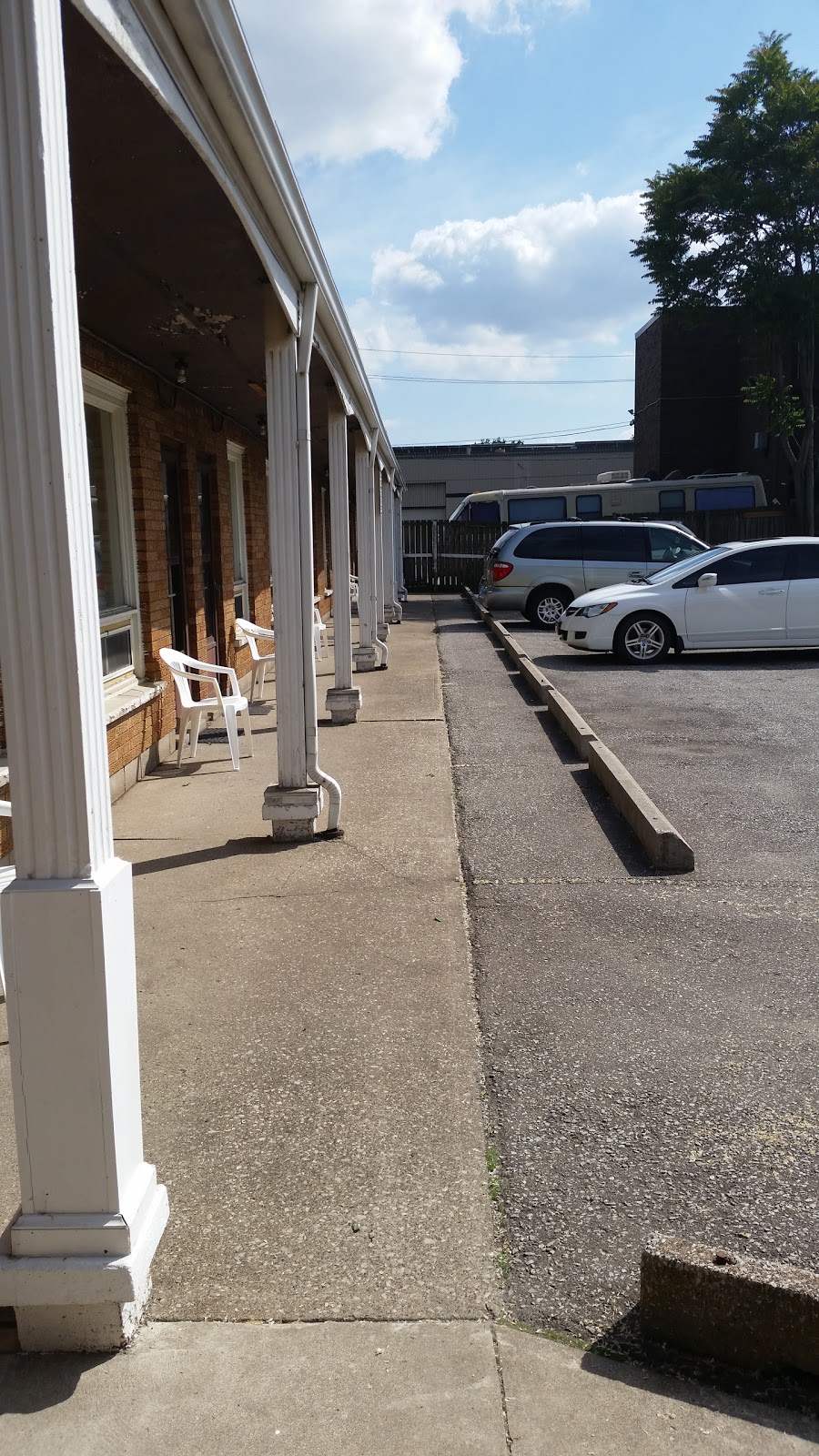 Travellers Choice Motel - Windsor | deliON, 3665 Sandwich St, Windsor, ON N9C 1B8, Canada | Phone: (519) 258-0681