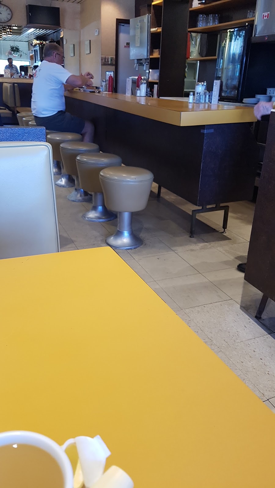 Mellos Coffee Shop | 1516 Merivale Rd, Nepean, ON K2G 3J6, Canada | Phone: (613) 224-6411