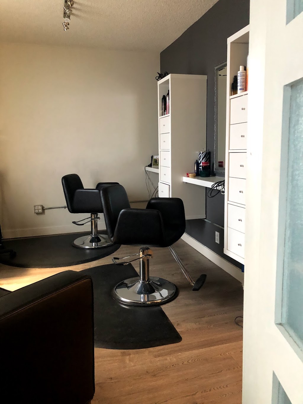 2 Sharp Chicks Salon & Co | 1913 34 Ave SW, Calgary, AB T2T 2C2, Canada | Phone: (403) 719-0233