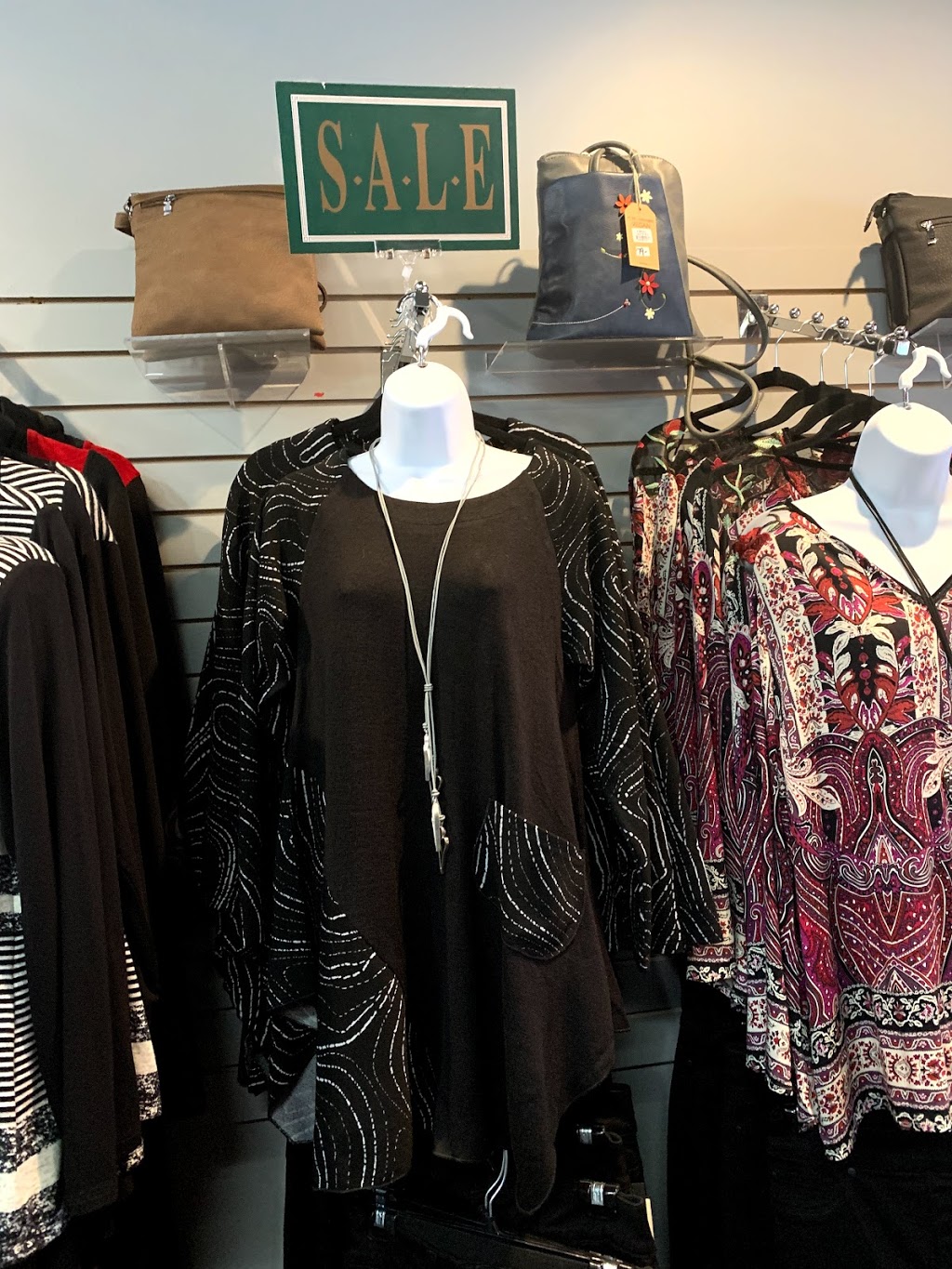 Lindys Boutique | 2-2425 Golf Course Dr, Blind Bay, BC V0E 1H2, Canada | Phone: (778) 490-5113