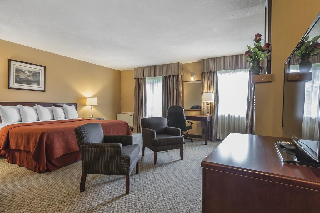 Jolly Roger Inn & Resort | 2 J.R. Ln, Parry Sound, ON P2A 2W8, Canada | Phone: (705) 241-8658