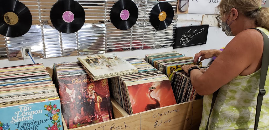 The Hidden Treasure Chest Flea Market | 2 Industrial Dr, Campbellford, ON K0L 1L0, Canada | Phone: (705) 854-0037