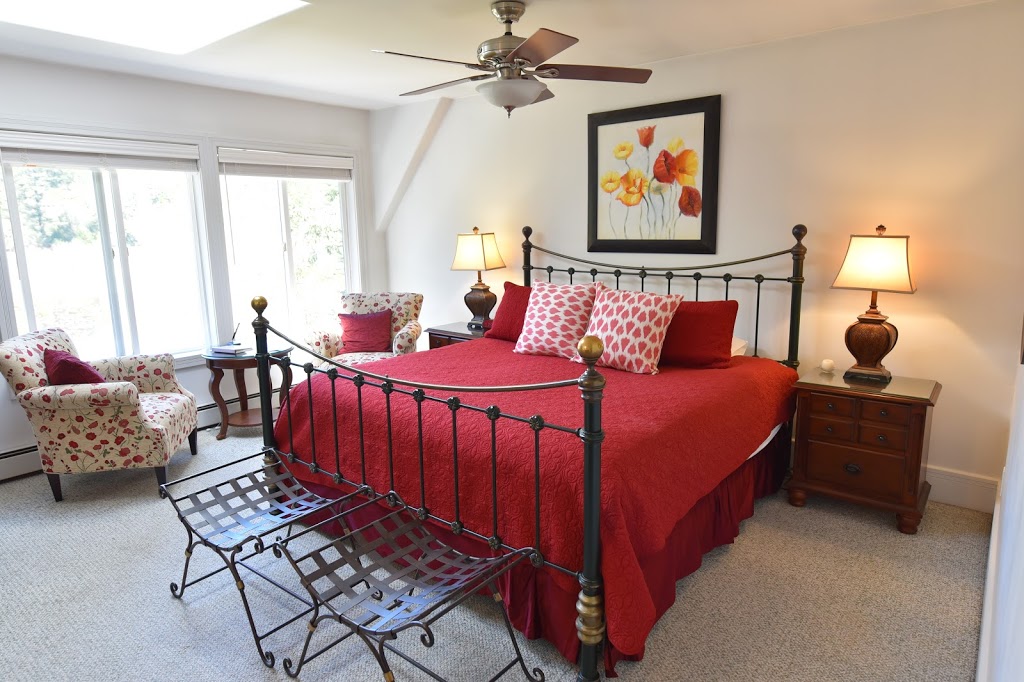Otters Pond Bed and Breakfast | 100 Tomihi Dr, Eastsound, WA 98245, USA | Phone: (360) 376-8844