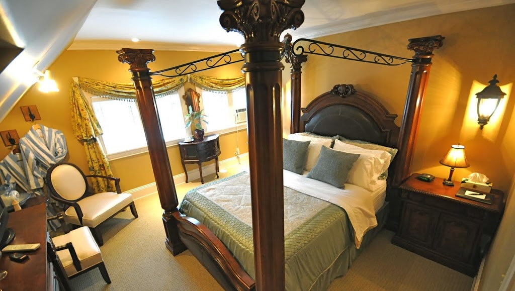 Creighton Manor Inn Bed&Breakfast | 74 Creighton St S, Orillia, ON L3V 1B2, Canada | Phone: (705) 326-3326
