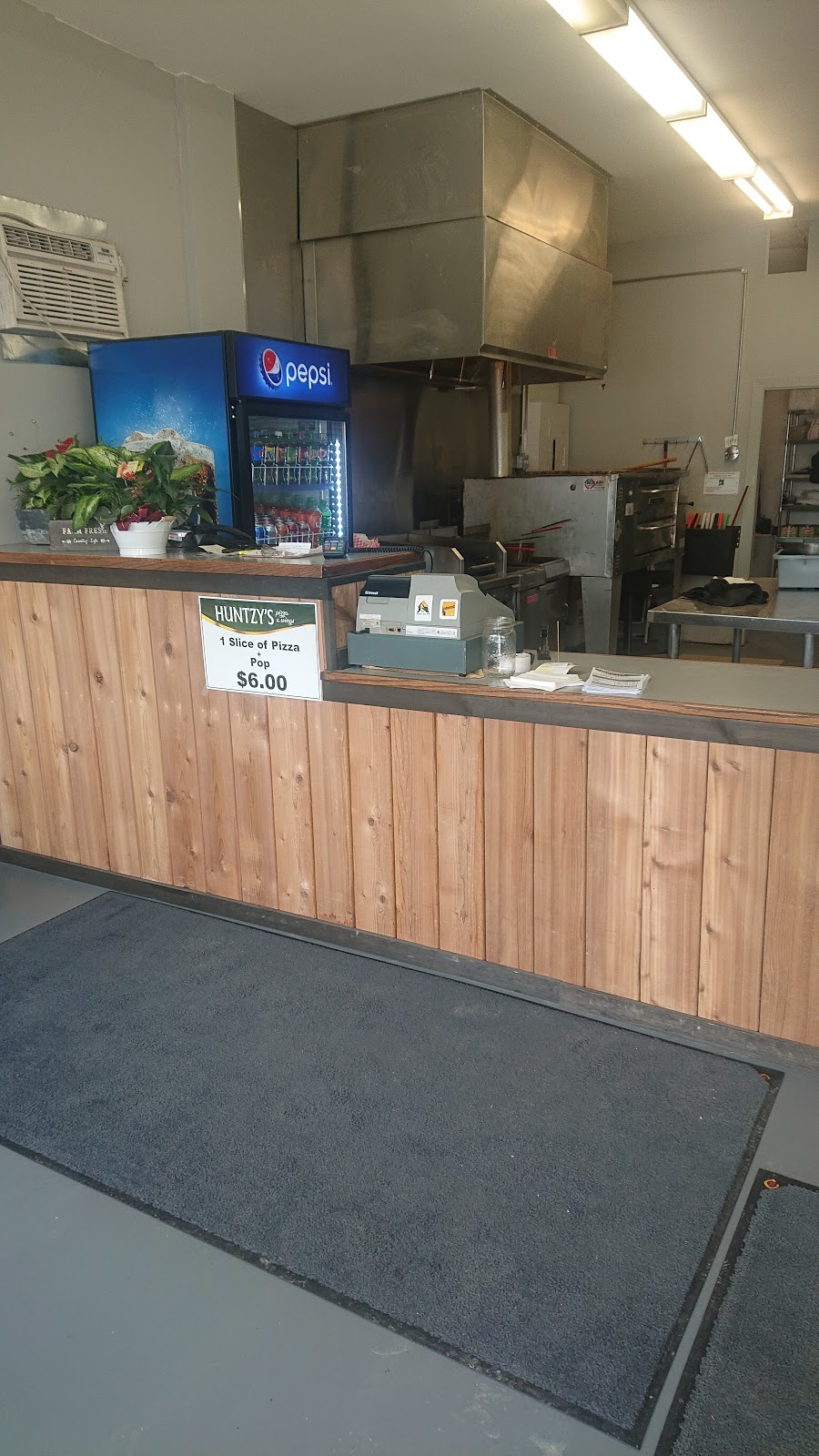 Huntzys Pizza & Wings | 636 Broadway St, Wyoming, ON N0N 1T0, Canada | Phone: (519) 704-0755