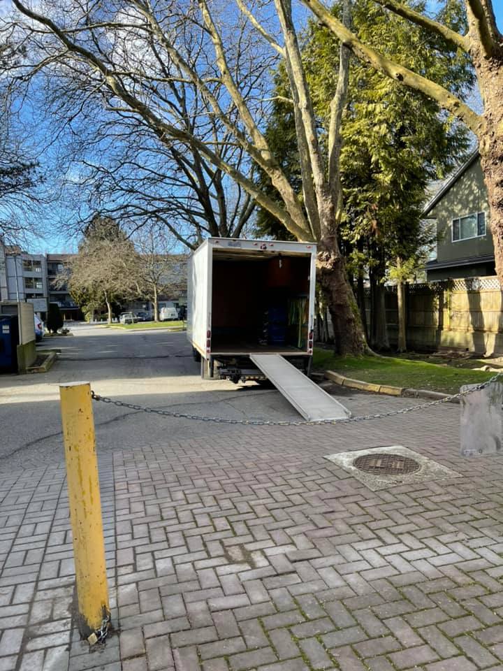 quickmoversbc | 8020 Colonial Dr, Richmond, BC V7C 4V1, Canada | Phone: (604) 518-0727
