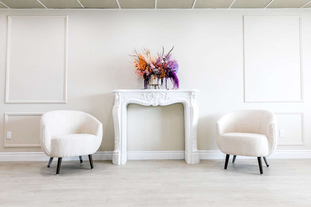 The Lindsay Lounge | 68 McLaughlin Rd unit 5, Lindsay, ON K9V 6B5, Canada | Phone: (705) 701-9664