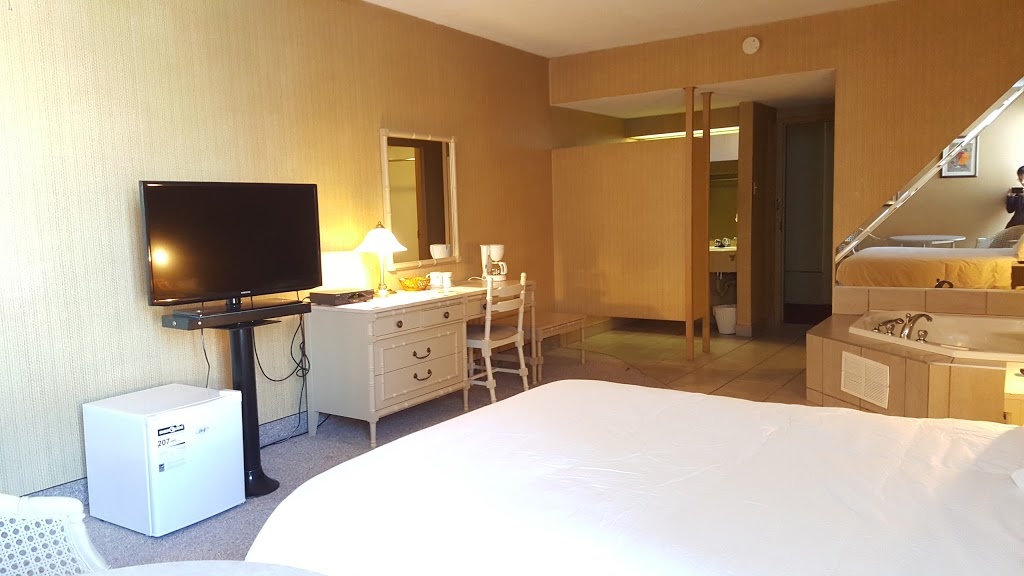 Hotel Motel Penn-Mass | 303 Boulevard Ste Madeleine, Trois-Rivières, QC G8T 3M4, Canada | Phone: (819) 379-8877