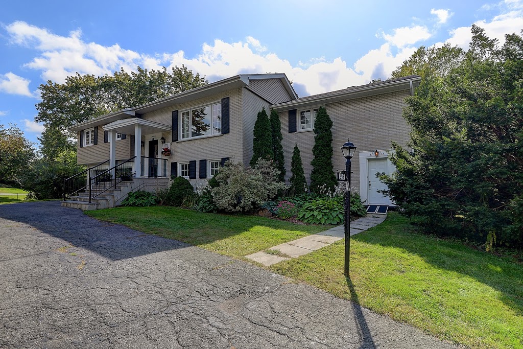 Manoir Baie-DUrfe | 298 Rue Victoria, Baie-dUrfé, QC H9X 2J2, Canada | Phone: (514) 250-3021