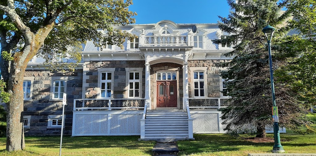 Presbytère catholique Notre-Dame-des-Neiges, Trois-Pistoles | 30 Rue Notre Dame E, Trois-Pistoles, QC G0L 4K0, Canada | Phone: (418) 851-1391