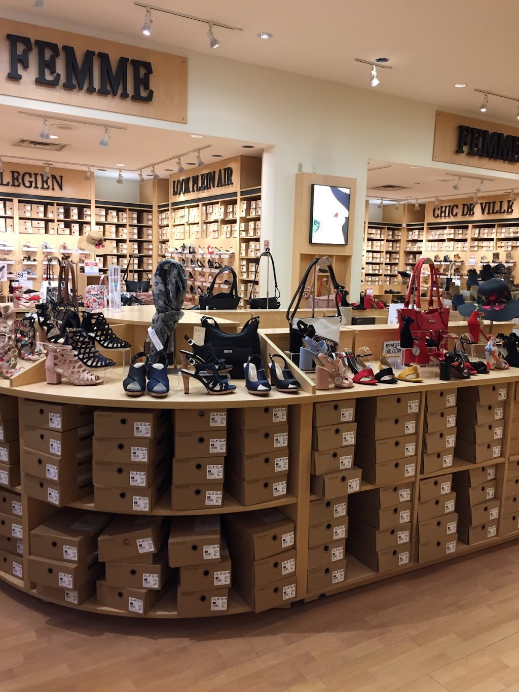 Chaussures Yellow | 1485 Boulevard Saint-Bruno, Saint-Bruno-de-Montarville, QC J3V 6J1, Canada | Phone: (450) 461-3428