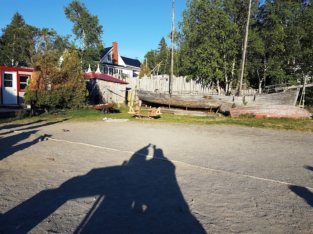 Tadoussac Hostel | 158 Rue du Bateau Passeur, Tadoussac, QC G0T 2A0, Canada | Phone: (418) 235-4372