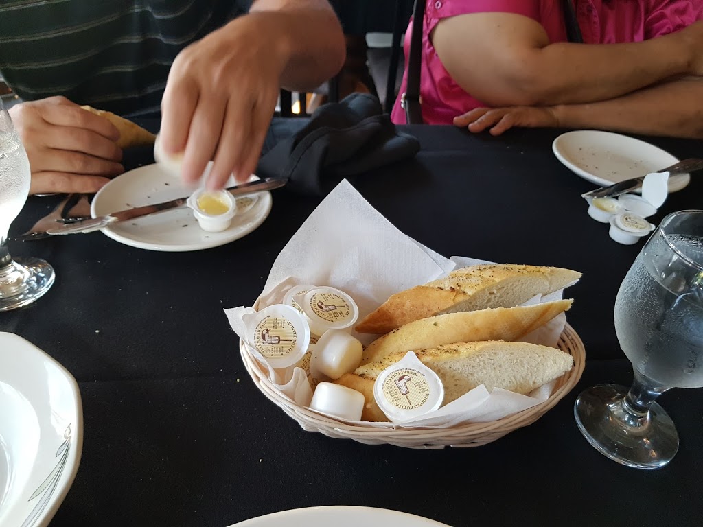 Casa Bella Restaurant | 425 Riverview Dr, Chatham, ON N7M 0N3, Canada | Phone: (519) 354-5270