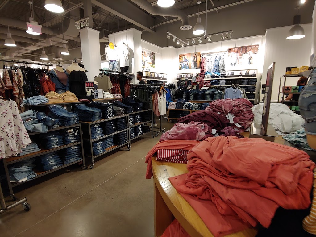 American Eagle Outfitters | TORONTO PREMIUM OUTLETS, 13850 Steeles Ave Suite 830, Halton Hills, ON L7G 5G2, Canada | Phone: (905) 875-2796