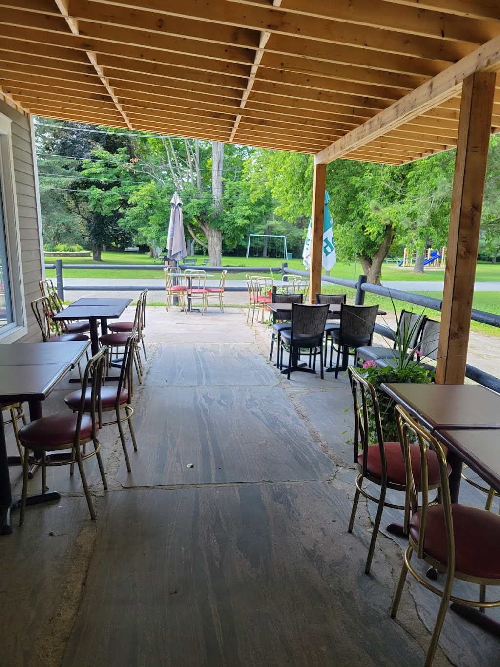 Rendezvous Family Restaurant | 765 Rue Dufferin, Stanstead, QC J0B 3E0, Canada | Phone: (819) 704-1100