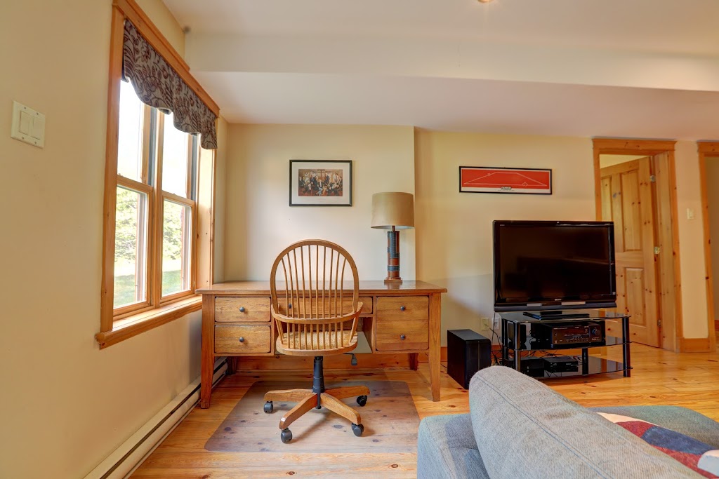 Chalet no. 68 by Fiddler Lake Resort (Cerf-Deer) | 31 Chem. Fiddleridge Resort, Mille-Isles, QC J0R 1A0, Canada | Phone: (800) 721-0371
