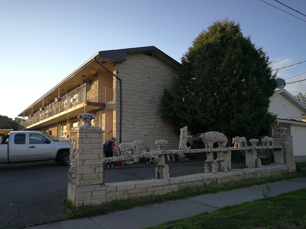 Modern Motel | 430 Cumberland St N, Thunder Bay, ON P7A 4R2, Canada | Phone: (807) 344-4352