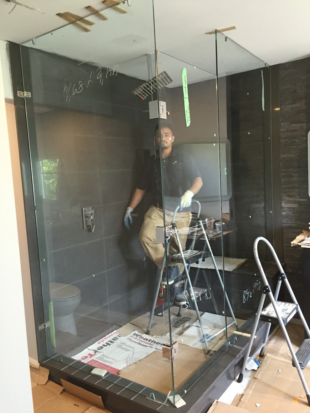 Frameless Shower Glass Doors And Enclosures | 234 Schreyer Crescent, Milton, ON L9T 7B5, Canada | Phone: (416) 579-3377