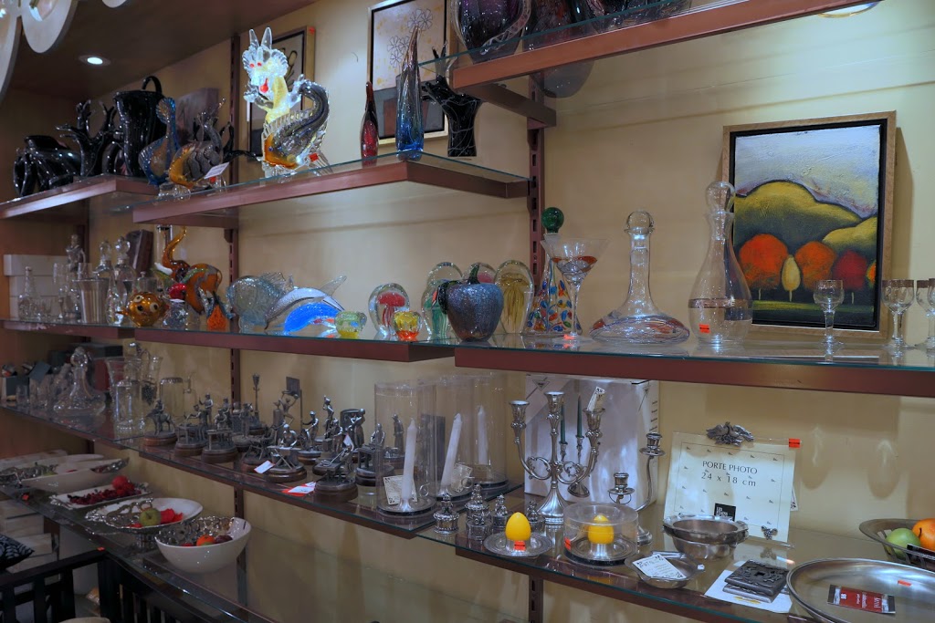 Aux Merveilles | 2305 Chemin Rockland, Mont-Royal, QC H3P 3E9, Canada | Phone: (514) 737-0805