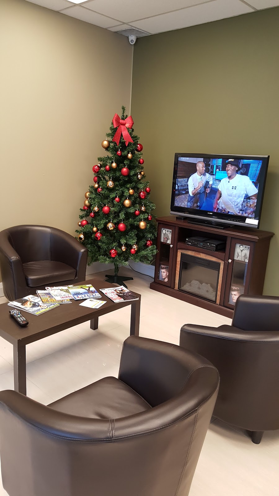 Carlos Barber Shop | 331 Bayfield St #8, Barrie, ON L4M 3C2, Canada | Phone: (705) 721-4400