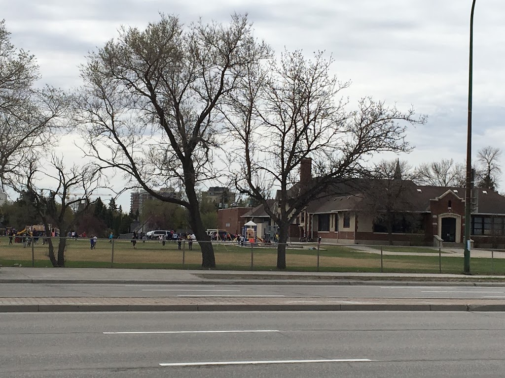 École Assiniboine School | 175 Winston Rd, Winnipeg, MB R3J 1N1, Canada | Phone: (204) 885-2216